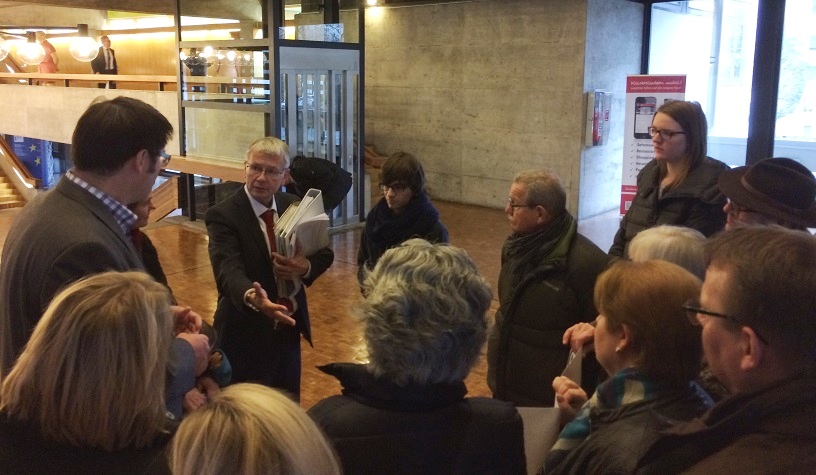 Engagierte Diskussion zwischen Oberbürgermeister Klaus Weichel und Vertretern der Interessengemeinschaft im Foyer des Rathauses in Kaiserslautern.